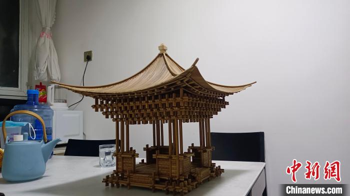 云廷臻最新創(chuàng)作的扎刻作品——錦安亭?！∈茉L者供圖