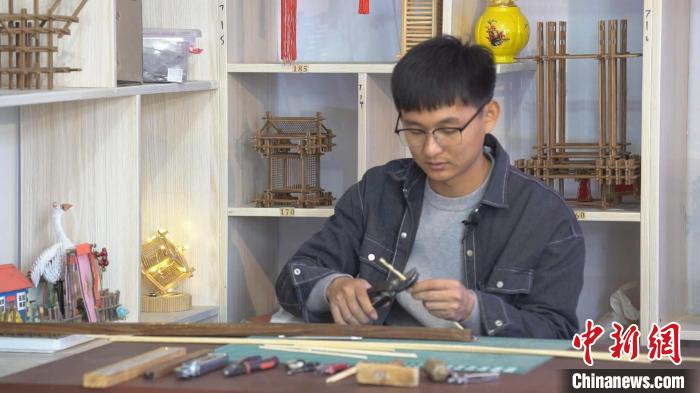 云廷臻正在進(jìn)行扎刻作品創(chuàng)作?！∈茉L者供圖
