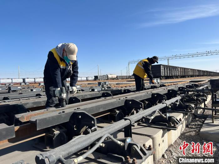 青藏高原最大編組場(chǎng)迎來入冬“體檢”確保列車運(yùn)輸安全