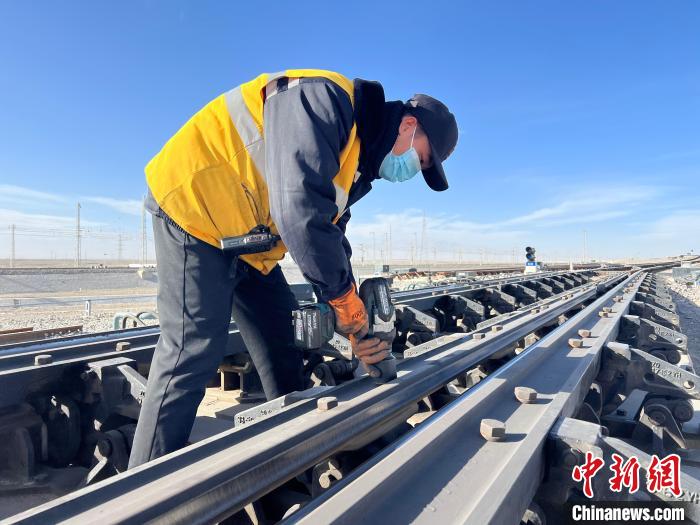 圖為職工對(duì)三部位減速器螺栓進(jìn)行緊固?！⊥蹂\ 攝