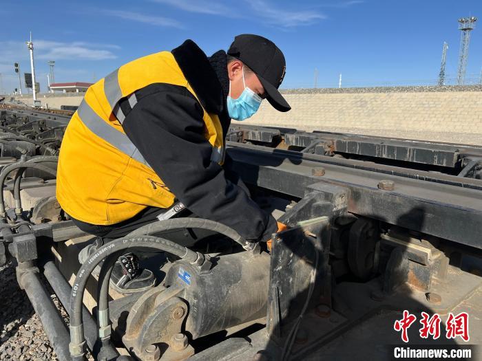 圖為職工對(duì)減速器干簧接點(diǎn)進(jìn)行擦拭?！⊥蹂\ 攝