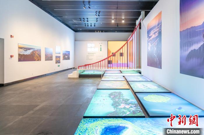 圖為大展主展廳“這樣的貴州”第一篇章“空中瞰貴州·另一種視角”?！√普?攝
