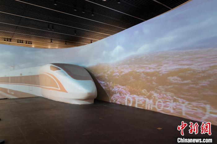 圖為大展主展廳“這樣的貴州”飛馳的高鐵?！√普?攝