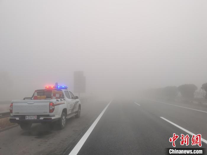 保定支隊(duì)曲陽大隊(duì)民警在淶曲高速巡邏?！『颖笔」矎d高速公路交通警察總隊(duì)供圖