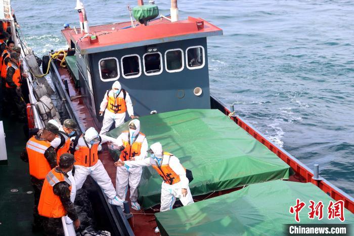 漳州海警執(zhí)法員登臨嫌疑船舶檢查?！≌闹莺＞止﹫D