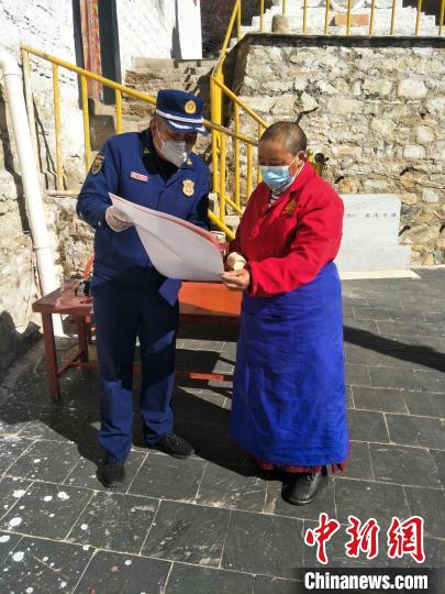 圖為消防員在寺廟桑龍日追向出家人宣傳講解消防知識(shí)?！±_市消防救援支隊(duì)供圖