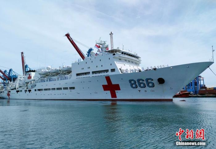 圖為醫(yī)院船緩緩駛離丹戎不碌港。 <a target='_blank' href='/'>中新社</a>發(fā) 李蕊 攝
