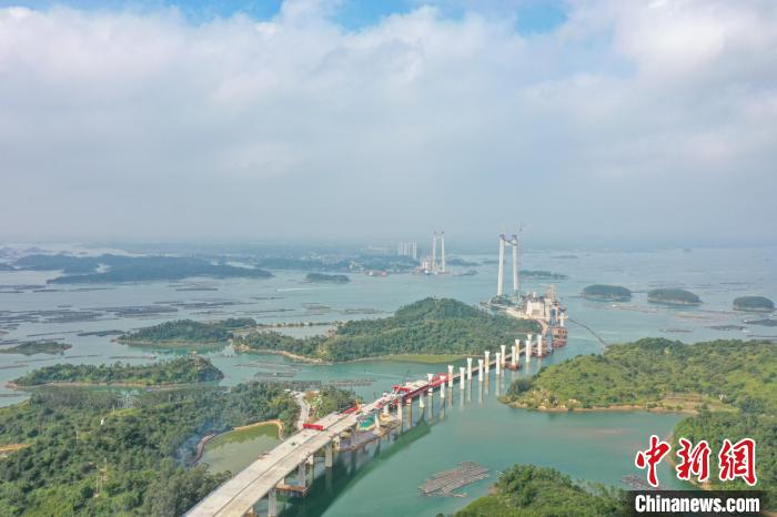 建設(shè)中的龍門(mén)大橋?！￡惞谘?攝