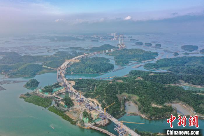 建設(shè)中的龍門(mén)大橋?！￡惞谘?攝