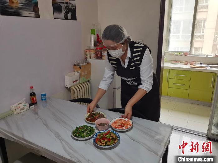 圖為李瑞英為顧客做好的午餐?！钣㈢?攝