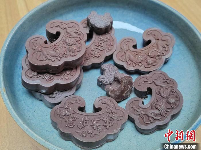 圖為銀鎖系列文創(chuàng)巧克力?！「哂昵?攝