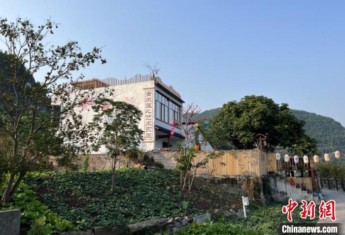 圖為藝術(shù)農(nóng)莊搬進大周鎮(zhèn)五土村。　張燕 攝