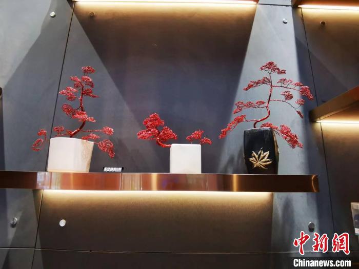 圖為三鋼職工手工制作的鋼花工藝品作為景區(qū)商品上架售賣?！±壮?攝