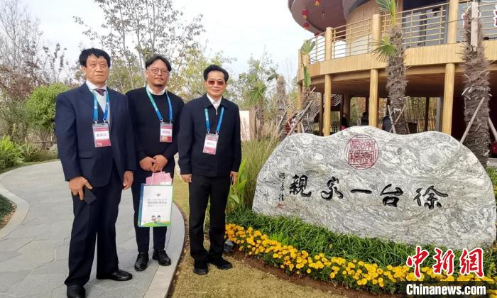 徐州市臺辦主任朱曉清陪同臺商游覽臺灣園。　王棟 攝
