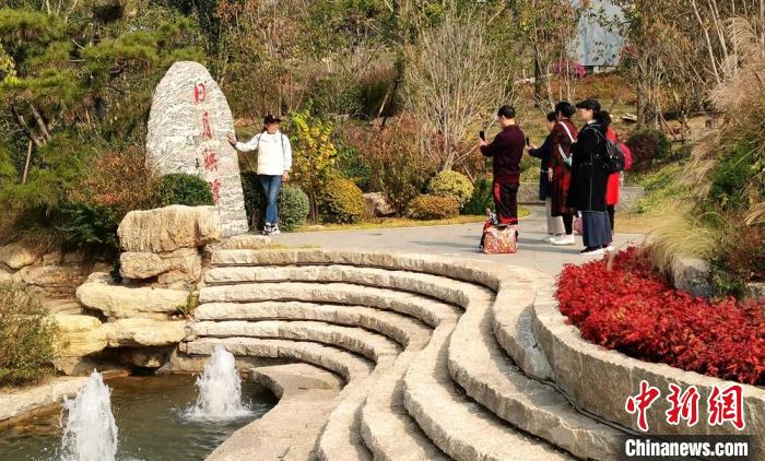 臺商、臺青代表游覽臺灣園?！≡S駿 攝