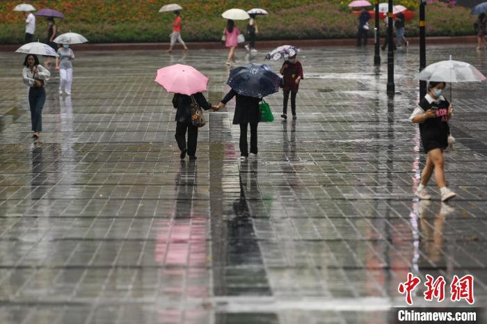 資料圖：市民冒雨出行。　何蓬磊 攝