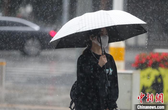 資料圖：市民在下雨天出行?！?于海洋 　攝
