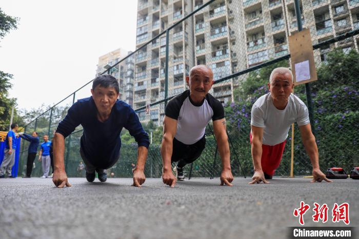 大爺們一起切磋?！⊥趵?　攝