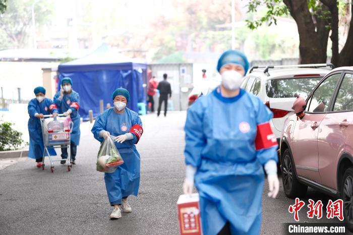 資料圖：工作人員正在為轄區(qū)居民配送生活物資。　郭旭 攝