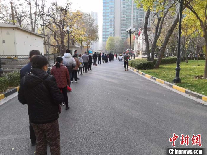 資料圖：市民排隊做核酸。 李新鎖 攝