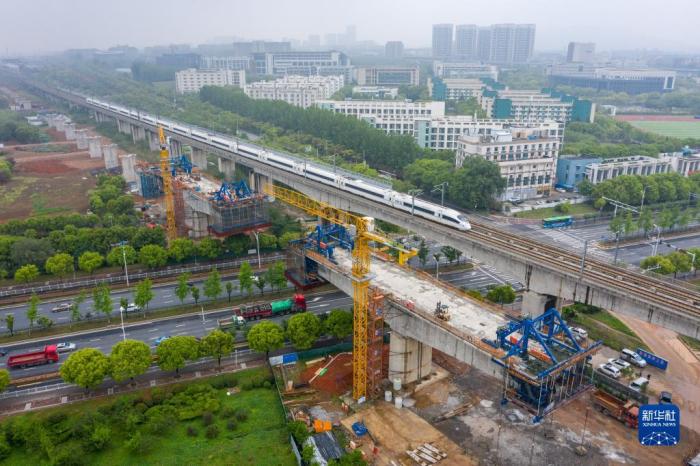 中鐵四局四公司的工程人員在江蘇南沿江城際鐵路站前Ⅰ標工程跨天元東路連續(xù)梁施工點施工作業(yè)(2021年4月27日攝，無人機照片)。新華社記者 李博 攝