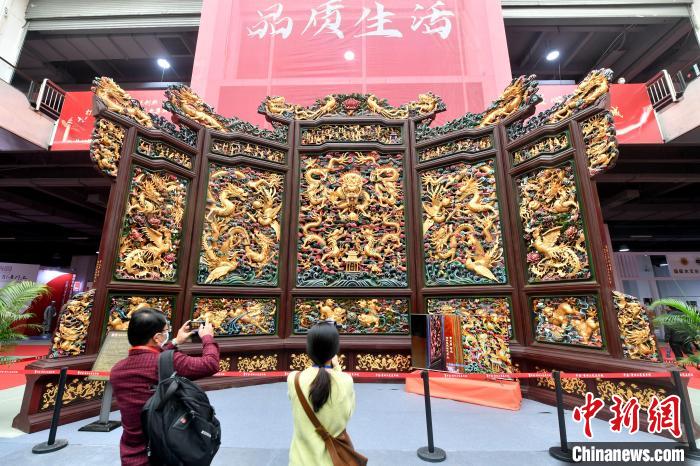 金碧輝煌的木雕作品?！蚊?攝