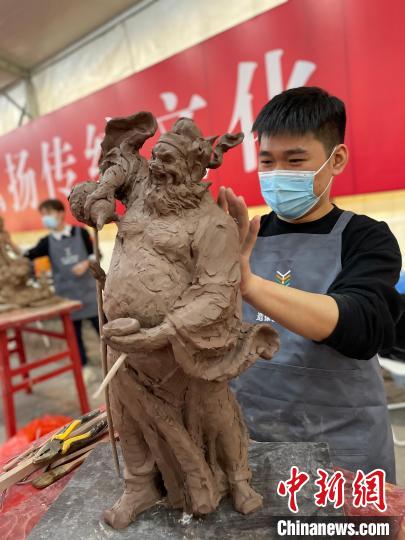 第八屆中國(guó)泥塑造像技藝大賽比賽現(xiàn)場(chǎng)。　呂明 攝