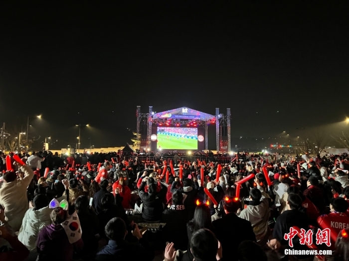 當地時間11月24日晚，大批球迷聚集在首爾光化門廣場，為韓國隊加油助威。當日，卡塔爾世界杯小組賽H組迎來首輪比賽，韓國隊迎戰(zhàn)南美勁旅烏拉圭隊。 <a target='_blank' href='/'>中新社</a>記者 劉旭 攝