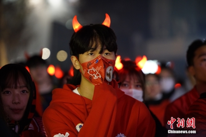 當地時間11月24日晚，大批球迷聚集在首爾光化門廣場，為韓國隊加油助威。當日，卡塔爾世界杯小組賽H組迎來首輪比賽，韓國隊迎戰(zhàn)南美勁旅烏拉圭隊。 <a target='_blank' href='/'>中新社</a>記者 劉旭 攝
