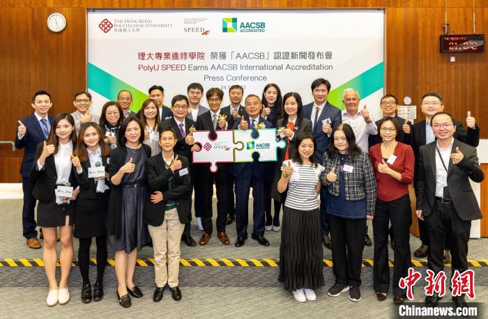 新聞發(fā)布會現(xiàn)場?！±砉ご髮W專業(yè)進修學院 攝