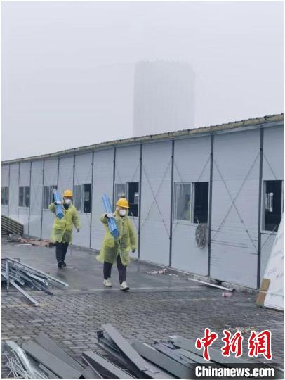 圖為工人正在搬運(yùn)材料。　中建三局供圖