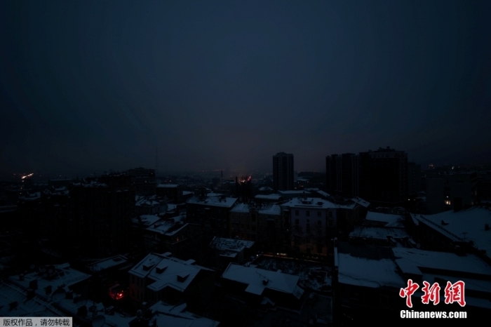 烏克蘭能源部11月23日發(fā)表聲明稱，當天導彈襲擊造成烏克蘭國內(nèi)所有核電站以及大多數(shù)火力和水力發(fā)電站暫時停機，輸電設(shè)施也遭到破壞。烏克蘭全國各地的絕大多數(shù)用戶遭遇斷電。

聲明稱，缺乏電力可能會影響供熱和供水，維修部門正在盡一切可能盡快恢復供電，但鑒于破壞的規(guī)模，可能會需要較長時間才能恢復電力供應。

圖為當?shù)貢r間11月23日，烏克蘭首都基輔，街頭漆黑一片。 

文字來源：央視新聞客戶端
