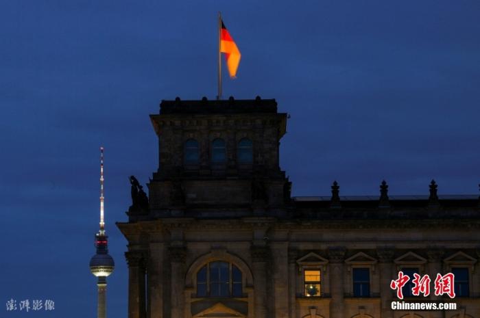 當?shù)貢r間7月31日，德國柏林，為節(jié)約能源，柏林標志性建筑立面照明在夜間明顯減少。圖片來源：ICphoto
