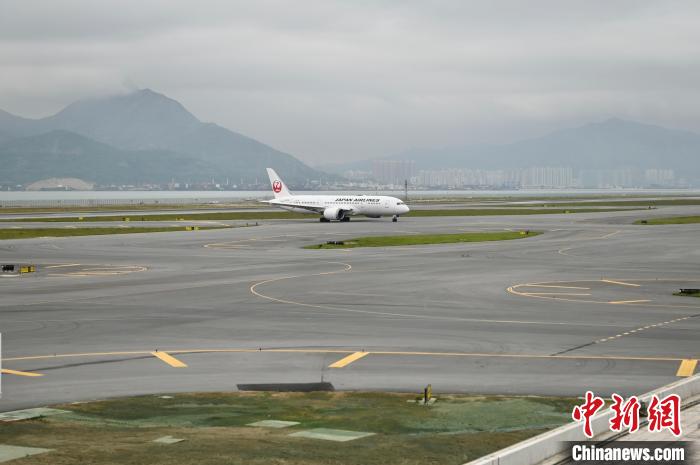 客機降落機場第三條跑道后滑行。　李志華 攝