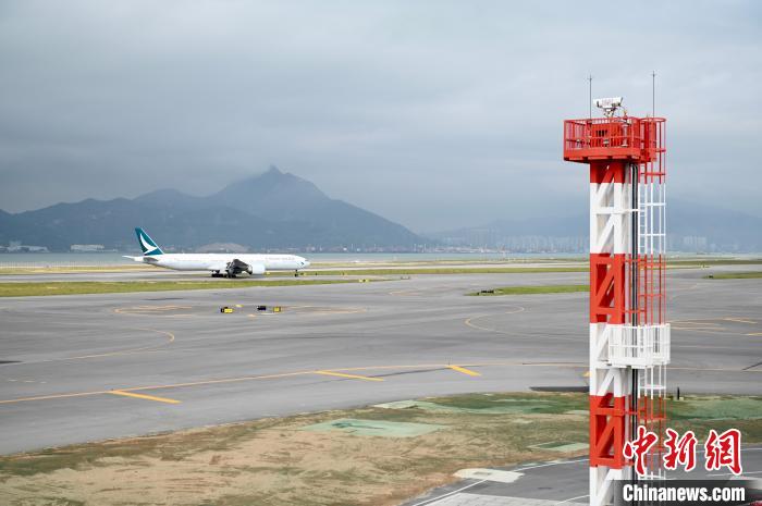 客機降落機場第三條跑道后滑行?！±钪救A 攝
