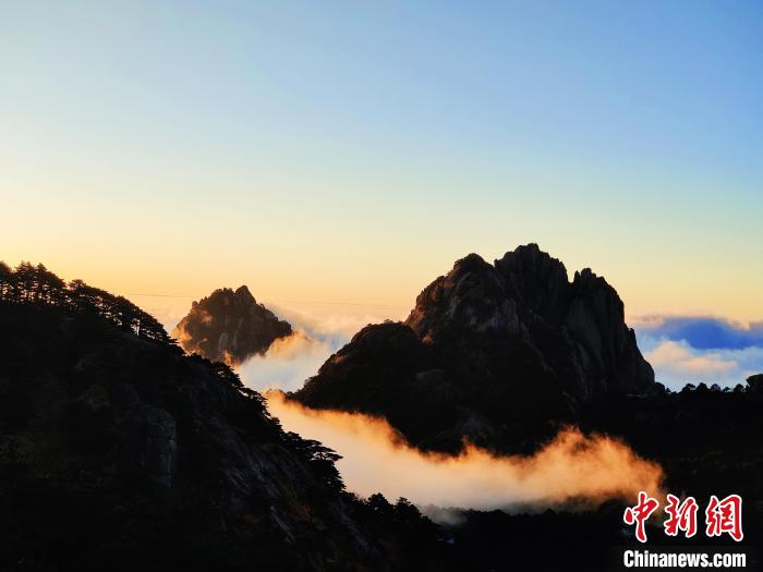 云霧在霞光的照耀下，宛如鑲嵌了金邊 徐高云 攝