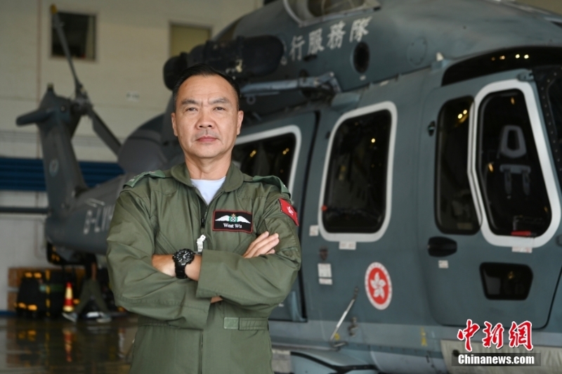 香港特區(qū)政府飛行服務(wù)隊(duì)總監(jiān)機(jī)長(zhǎng)胡偉雄近日接受<a target='_blank' href='/'>中新社</a>專訪，胡偉雄認(rèn)為，飛行服務(wù)隊(duì)與其他紀(jì)律部隊(duì)不同之處在于，是由一個(gè)很小的團(tuán)隊(duì)在存在眾多變數(shù)和未知的環(huán)境中執(zhí)行任務(wù)。 <a target='_blank' href='/'>中新社</a>記者 李志華 攝