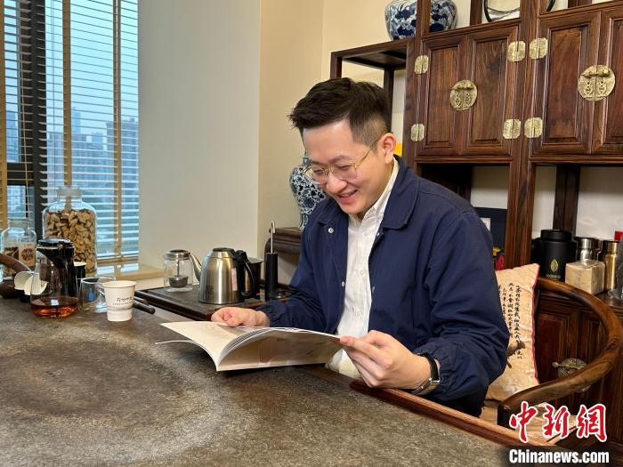 陳嘉瑞向記者講述“薪傳時(shí)光”創(chuàng)辦至今取得的成績(jī)?！》絺ケ?攝