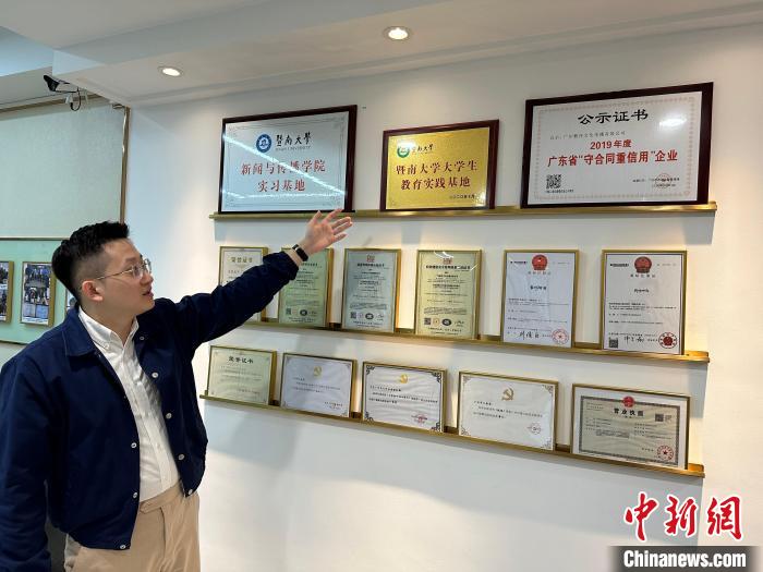 陳嘉瑞向記者介紹“薪傳時(shí)光”是暨南大學(xué)大學(xué)生教育實(shí)踐基地?！》絺ケ?攝