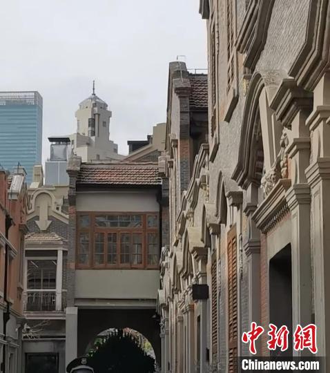 從一磚一瓦一門窗，到老建筑群墻壁上那些斑駁痕跡、甚至每一塊特殊花紋的地磚，修繕團隊都盡量保留或還原?！￡愳o 攝
