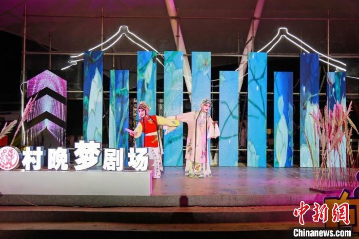 音樂露營節(jié)上的昆曲表演?！∷觳麄鞑抗﹫D