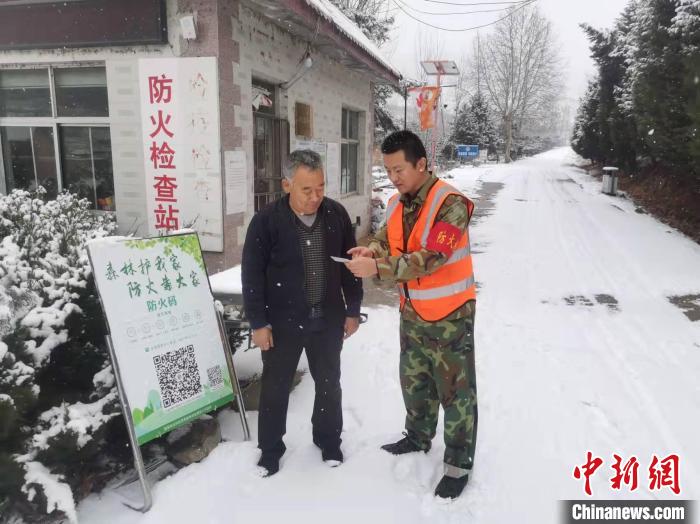 資料圖：護林員對防火檢查站進行督查。　泰安市委宣傳部供圖