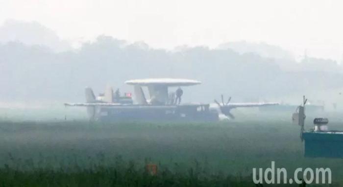 臺(tái)空軍一架E-2K空中預(yù)警機(jī)25日上午傳出在空軍屏東基地迫降，目前疑似因起落架故障，以機(jī)腹迫降著地，飛機(jī)在屏北機(jī)場(chǎng)沖出跑道，現(xiàn)場(chǎng)可見人員在進(jìn)行搶救作業(yè)，目前得知機(jī)上人員均安全。圖片來(lái)源：臺(tái)灣聯(lián)合新聞網(wǎng) 記者劉學(xué)圣 攝。