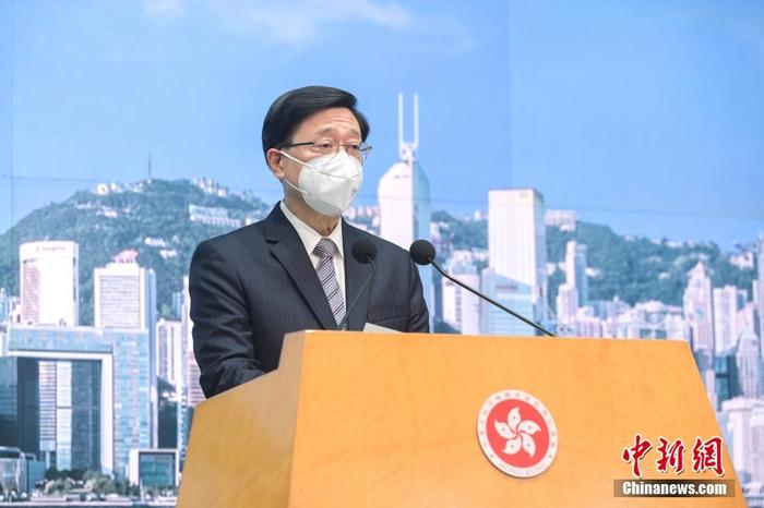 11月28日，香港特區(qū)行政長(zhǎng)官李家超會(huì)見(jiàn)傳媒時(shí)表示，將在向中央政府提交的報(bào)告中，提及黎智英涉及國(guó)家安全案中，獲準(zhǔn)聘用英國(guó)御用大律師，并建議提請(qǐng)全國(guó)人大常委會(huì)，根據(jù)《香港國(guó)安法》第65條作出解釋，厘清沒(méi)有香港全面執(zhí)業(yè)資格的律師或大律師，可否以任何形式參與處理危害國(guó)安案件的工作。　 <a target='_blank' href='/'>中新社</a>記者 陳永諾 攝