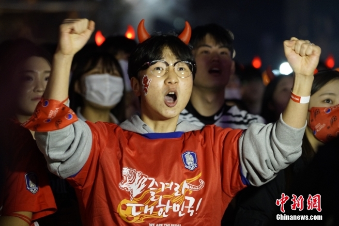 當(dāng)?shù)貢r(shí)間11月24日晚，大批球迷聚集在首爾光化門廣場(chǎng)，為韓國(guó)隊(duì)加油助威。當(dāng)日，卡塔爾世界杯小組賽H組迎來首輪比賽，韓國(guó)隊(duì)迎戰(zhàn)南美勁旅烏拉圭隊(duì)。 <a target='_blank' href='/'>中新社</a>記者 劉旭 攝