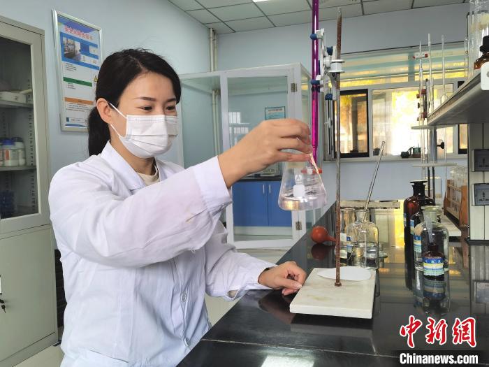 河北省邢臺市任澤區(qū)供水公司工作人員對出廠水質(zhì)進(jìn)行采樣檢測，確保群眾用水安全。　劉云洲 攝