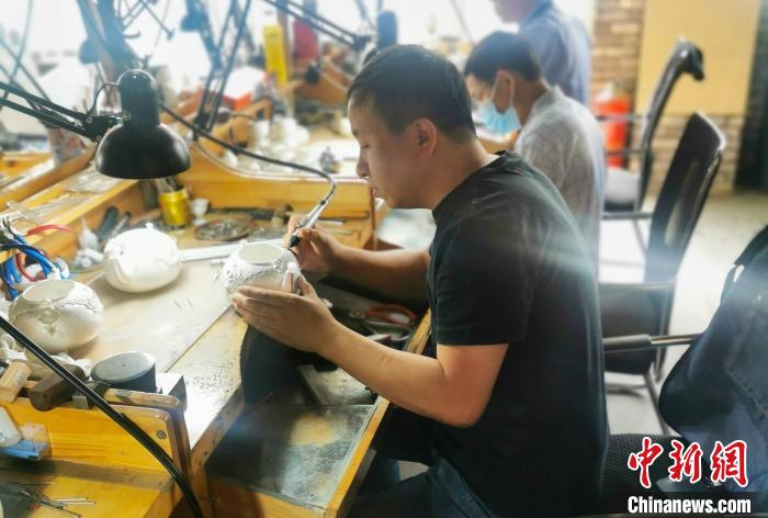 圖為任丘市出岸鎮(zhèn)“陳品金工工作室”內，陳磊正在創(chuàng)作作品?！垖W磊 攝