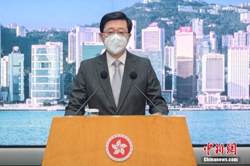 11月29日，香港特區(qū)行政長官李家超出席行政會議前會見傳媒時(shí)表示，已向中央政府提交報(bào)告，并提請全國人大常委會解釋《香港國安法》條文，律政司將向法庭提出申請，押后有關(guān)黎智英涉及違反國安法的案件?！?<a target='_blank' href='/'>中新社</a>記者 陳永諾 攝