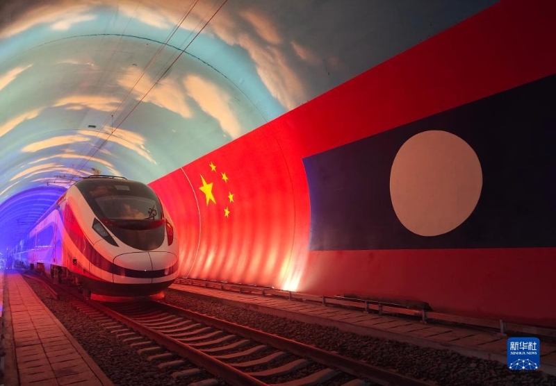 2021年12月3日，中老鐵路正式開通運營。這是“瀾滄號”動車組通過中老友誼隧道內(nèi)的兩國邊界(2021年10月15日攝)。新華社發(fā)(曹安寧 攝)