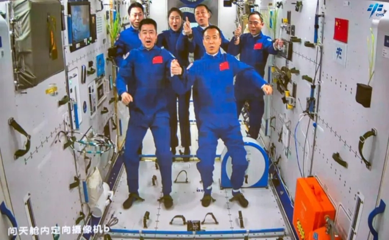 神舟十五號航天員順利進駐中國空間站，兩個航天員乘組首次實現(xiàn)“太空會師”。（圖源：中國載人航天官網(wǎng)）